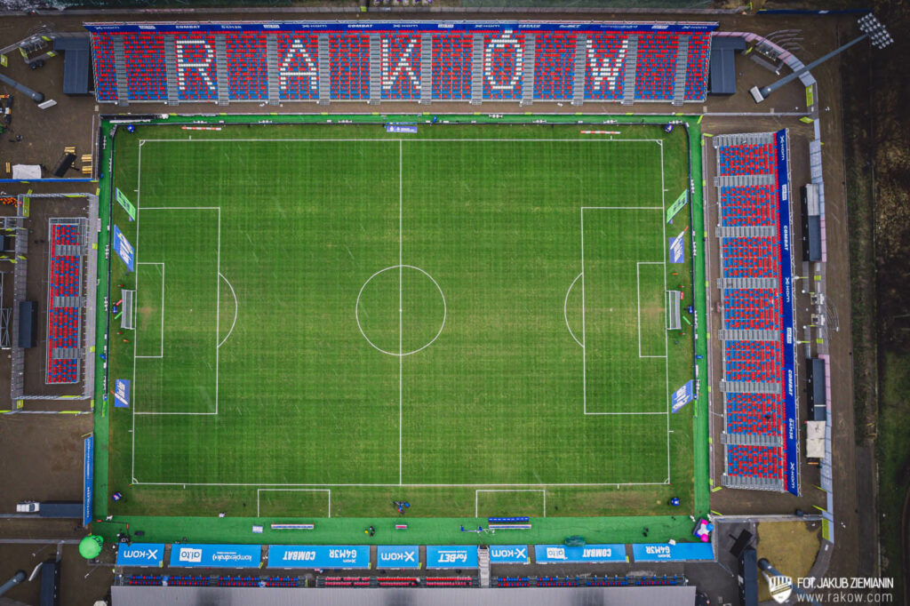 Ponury Raków ze smutnym trenerem. Stadion Rakowa Częstochowa.