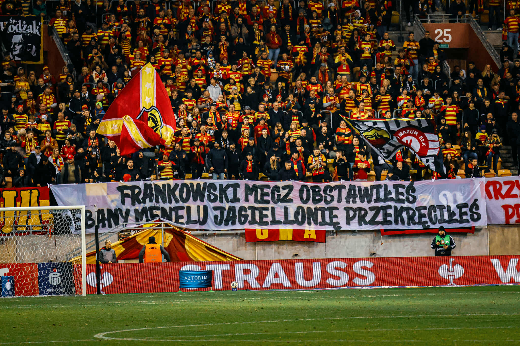 Mecz przerwany przez… transparent. Ekstraklaso, nie przestajesz nas zaskakiwać!