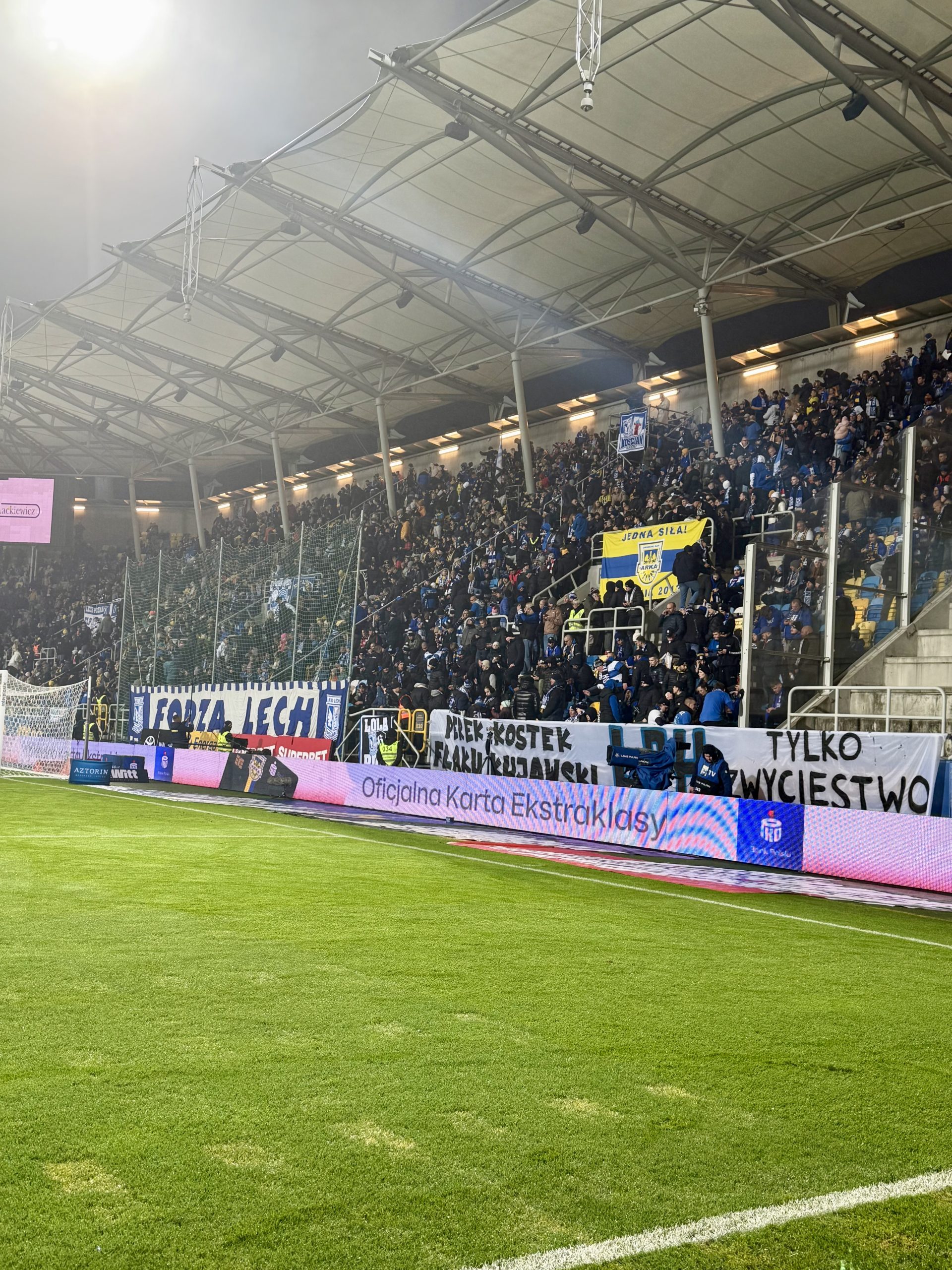 Lech Poznań w Gdyni – gwizdy i szybki powrót do szatni (VIDEO)